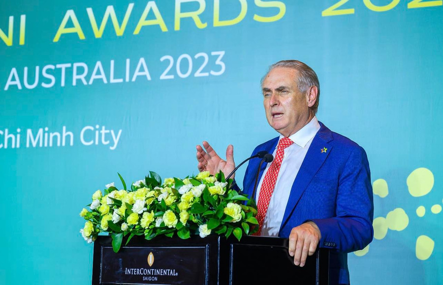 Nghị sĩ Don Farrell, Bộ trưởng Thương mại và Du lịch Australia phát biểu tại lễ vinh danh. Nghị sĩ Don Farrell, Bộ trưởng Thương mại và Du lịch Australia phát biểu tại lễ vinh danh.