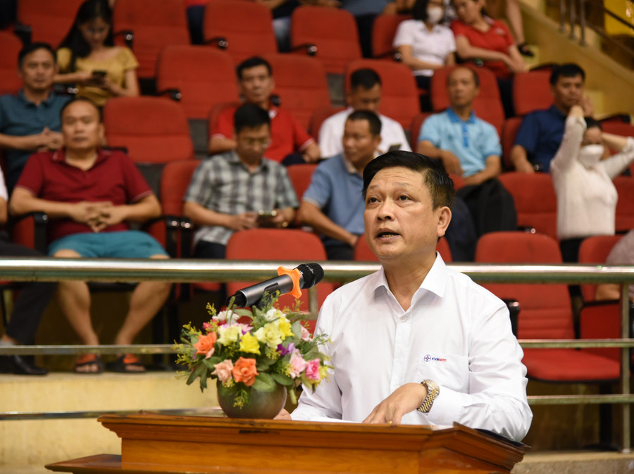 Ông Trần Đức Dũng, Giám đốc Công ty Điện lực Điện Biên, Trưởng Ban tổ chức phát biểu khai mạc Hội thao.
