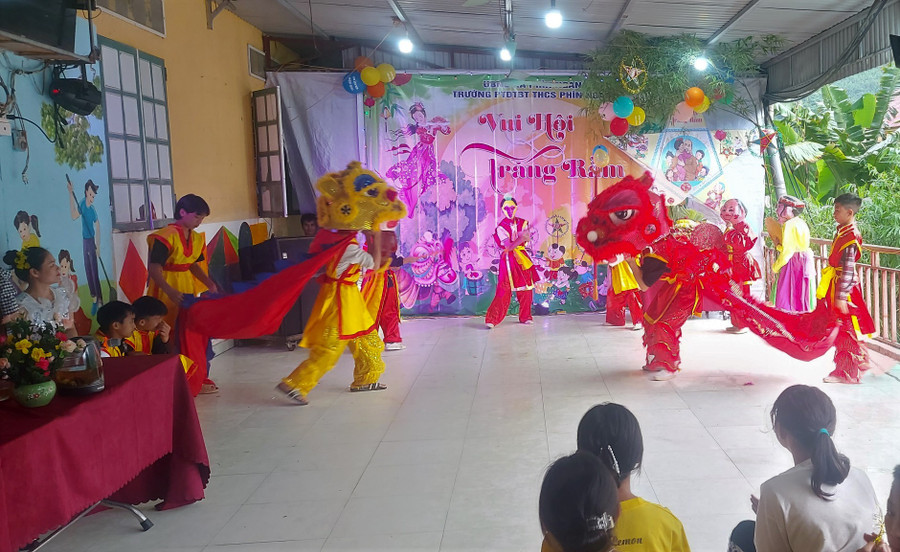 Trường PTDTBT THCS Phìn Ngan tổ chức Trung thu trong khu nhà ăn bán trú. Trường PTDTBT THCS Phìn Ngan tổ chức Trung thu trong khu nhà ăn bán trú.
