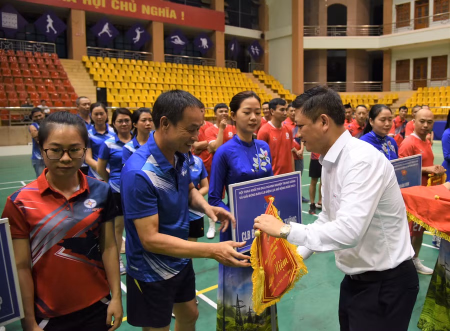 Trao Cờ lưu niệm cho các đoàn vận động viên tham gia Hội thao.