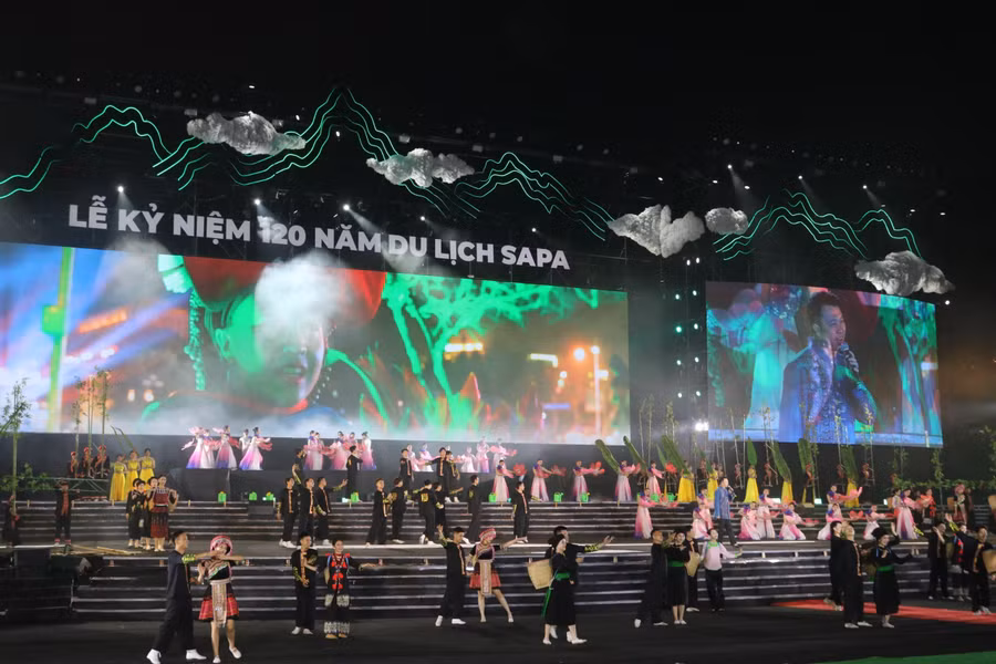 Tiết mục văn nghệ mang đậm bản sắc văn hoá dân tộc được trình diễn trong Lễ kỷ niệm.