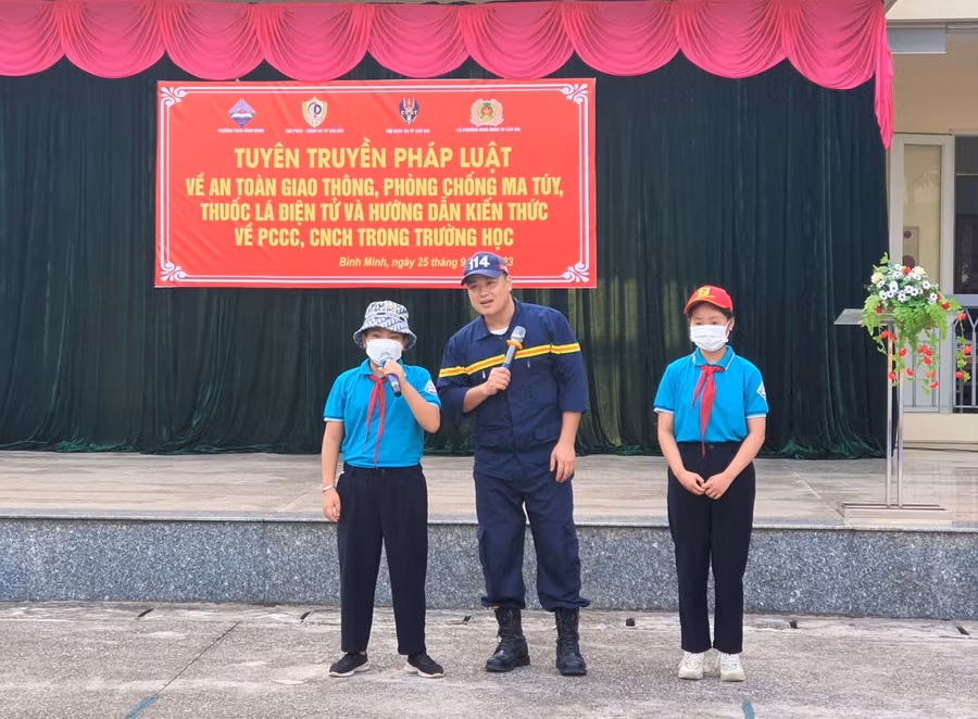 Học sinh trường THCS Bình Minh trao đổi kiến thức về PCCC&amp;CHCN.