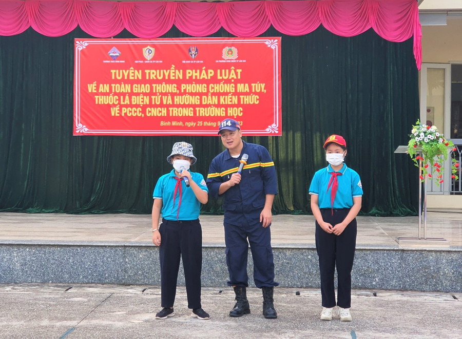 Học sinh trường THCS Bình Minh trao đổi kiến thức về PCCC&amp;CHCN.