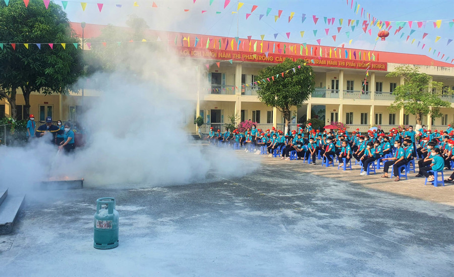 Giáo viên trường THCS Bình Minh thực hiện kỹ năng PCCC.