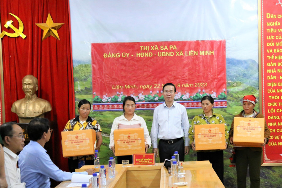 Chủ tịch nước trao quà cho các hộ dân bị ảnh hưởng do thiên tai.