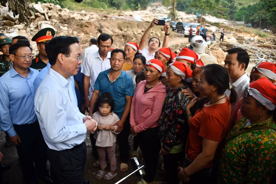 Chủ tịch nước Võ Văn Thưởng thăm người dân vùng lũ ống ở xã Liên Minh.