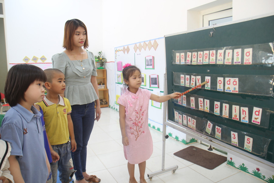 Cô trò trường mầm non Nậm Khao.