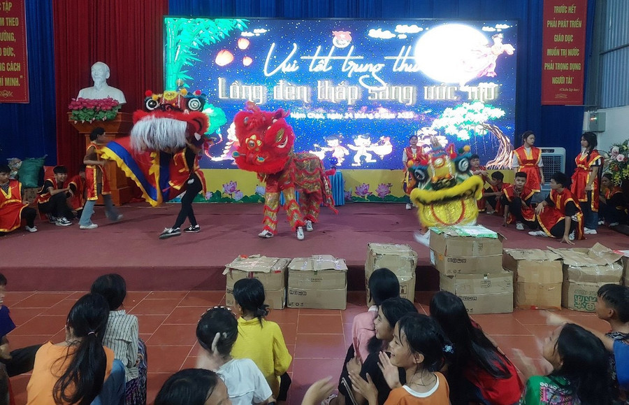Chương trình vui tết Trung thu "Lồng đèn thắp sáng ước mơ" được tổ chức tại xã Nậm Chạc, huyện Bát Xát. Chương trình vui tết Trung thu "Lồng đèn thắp sáng ước mơ" được tổ chức tại xã Nậm Chạc, huyện Bát Xát.