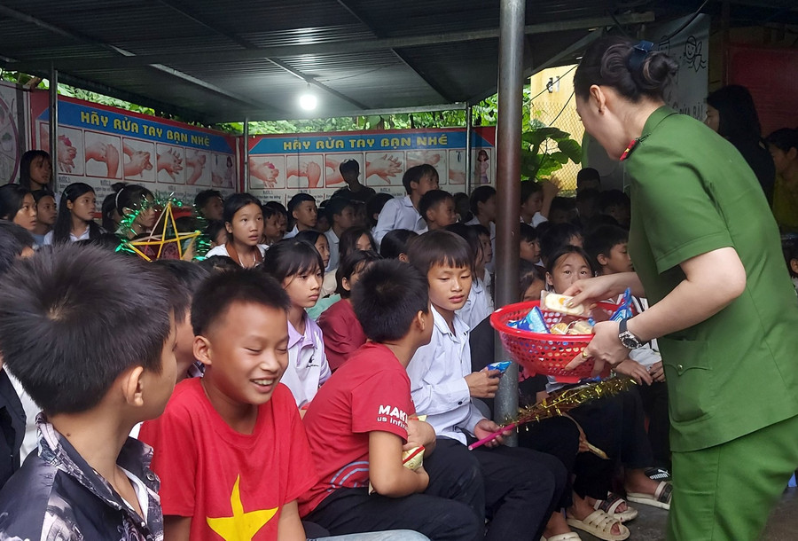 Chia quà cho học sinh trường PTDTBT THCS Phìn Ngan, huyện Bát Xát. Chia quà cho học sinh trường PTDTBT THCS Phìn Ngan, huyện Bát Xát.