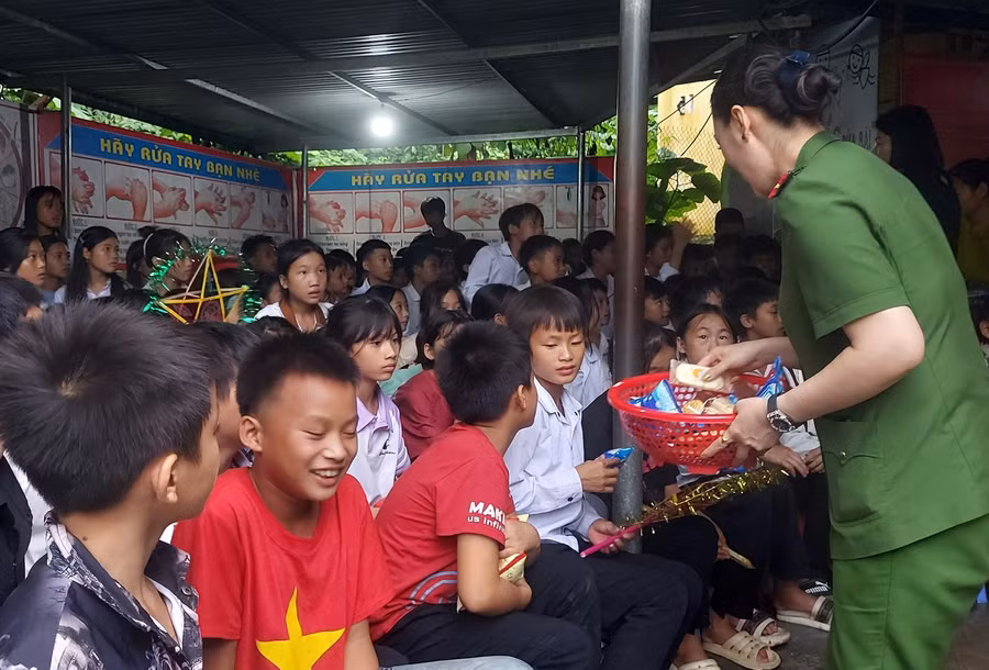 Chia quà cho học sinh trường PTDTBT THCS Phìn Ngan, huyện Bát Xát.