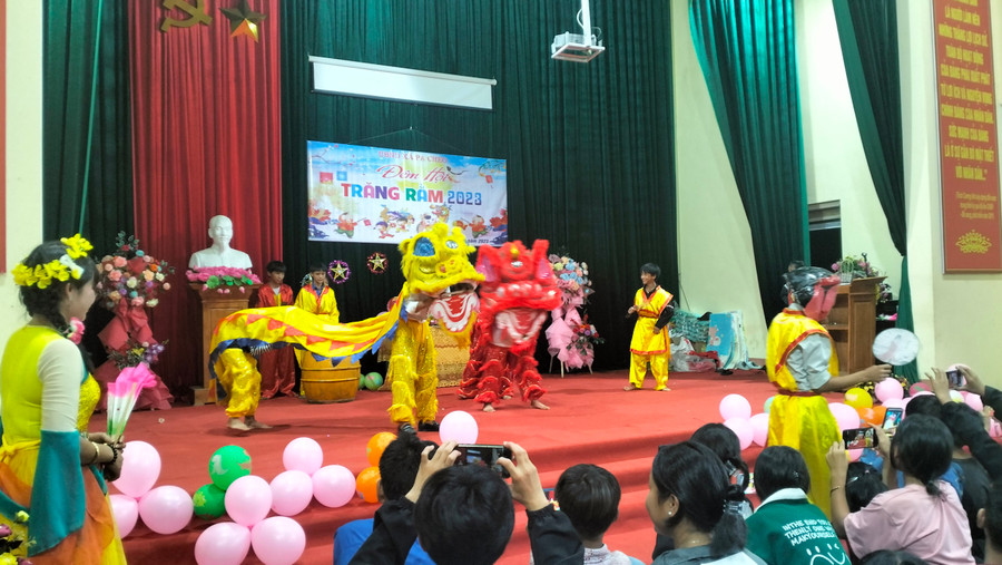 Tiết mục múa lân trong Đêm hội trăng rằm ở xã Pa Cheo, huyện Bát Xát. Tiết mục múa lân trong Đêm hội trăng rằm ở xã Pa Cheo, huyện Bát Xát.