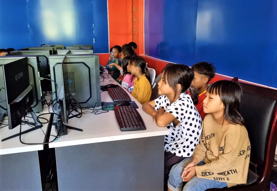 Trường PTDTBT Tiểu học xã Pa Ủ hiện có 32 máy tính để triển khai Chương trình GDPT mới.