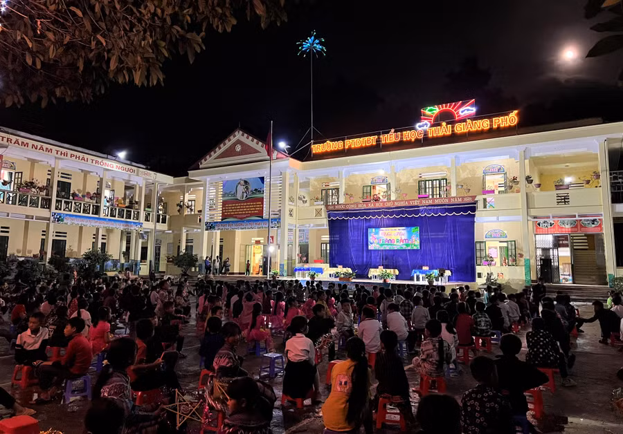 Trường PTDTBT Tiểu học Thải Giàng Phố đón Trung thu trong buổi tối đẹp trời.