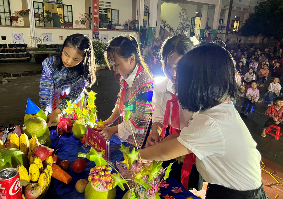 Học sinh trường PTDTBT Tiểu học Thải Giàng Phố xếp mâm ngũ quả. Học sinh trường PTDTBT Tiểu học Thải Giàng Phố xếp mâm ngũ quả.