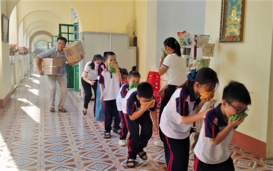 Thầy cô và học sinh trường Tiểu học Kim Đồng vận dụng kiến thức đã học vào việc thực hành thoát hiểm an toàn.