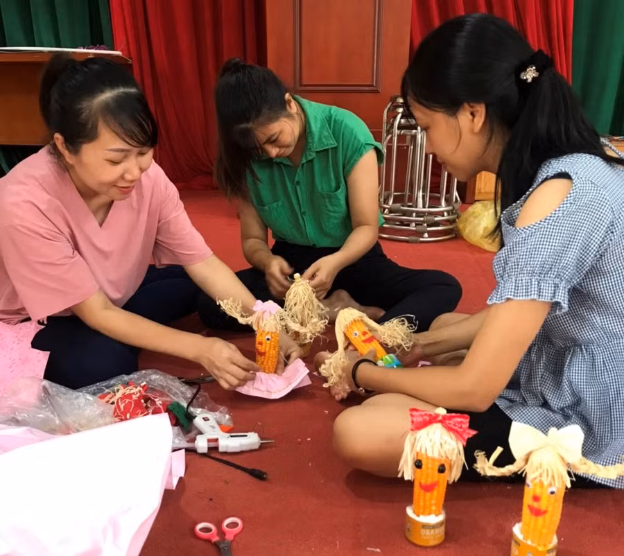 Giáo viên trường Mầm non Cốc Mì, huyện Bát Xát chuẩn bị trang trí đêm Trung thu.