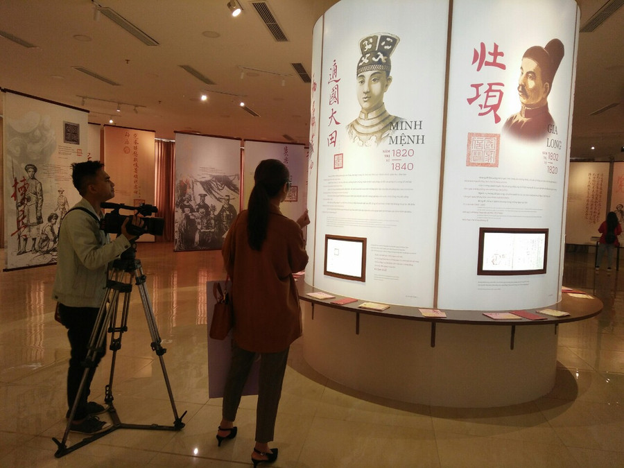 Triển lãm thu hút sự quan tâm của công chúng. Ảnh: Bình Thanh.