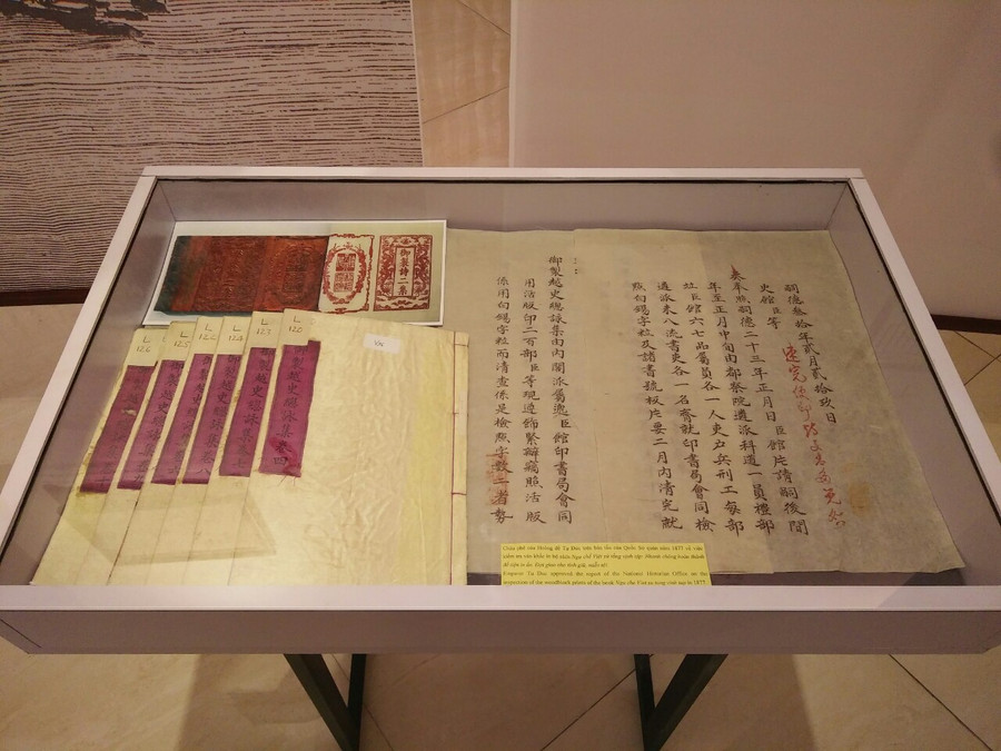 Bút tích Châu phê của Châu bản triều Nguyễn được giới thiệu tại triển lãm. Ảnh: Bình Thanh.
