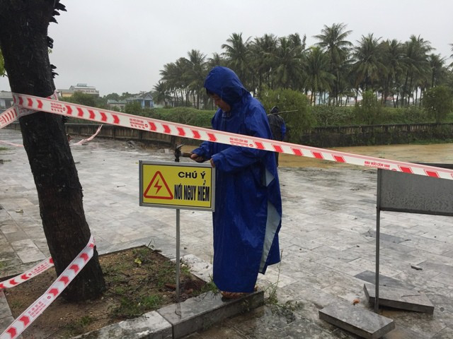 Nhân viên Ban quản lý di tích Thành cổ cắm biển cảnh báo nguy hiểm.