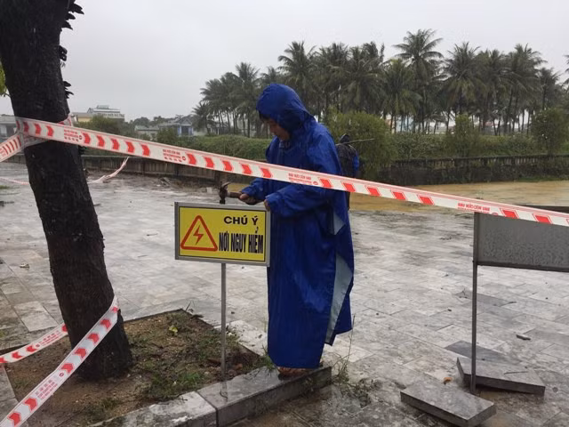 Nhân viên Ban quản lý di tích Thành cổ cắm biển cảnh báo nguy hiểm.