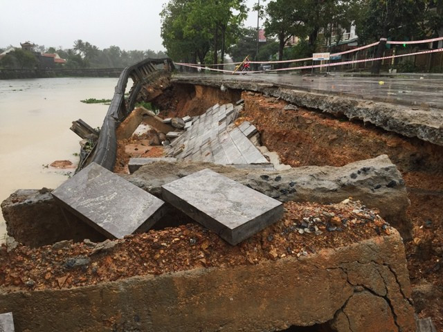 Nhiều mảng bê tông bị sạt lở nặng.