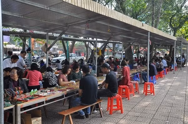 Duy nhất Việt Nam: Chợ tạm ven đường bán đá quý tiền tỷ-1