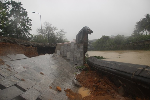 Phần bị sạt lở có chiều hướng lan rộng.
