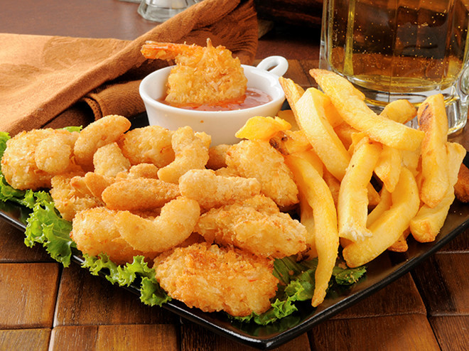 Đồ ăn chiên rán: Đồ ăn chiên rán chứa nhiều dầu mỡ sẽ khiến cơ thể mất thời gian dài để tiêu hóa lượng chất béo trong đó. Bạn sẽ cảm thấy buồn ngủ và không thể tập trung vào hoạt động vì chúng khiến dạ dày nặng nề. Do đó, việc tiêu thụ các thực phẩm chiên rán cần tuyệt đối tránh nếu bạn muốn tăng hiệu suất tập luyện. Ảnh:Listbrew. 7 loai thuc pham ban nen tranh an truoc khi tap luyen hinh anh 3