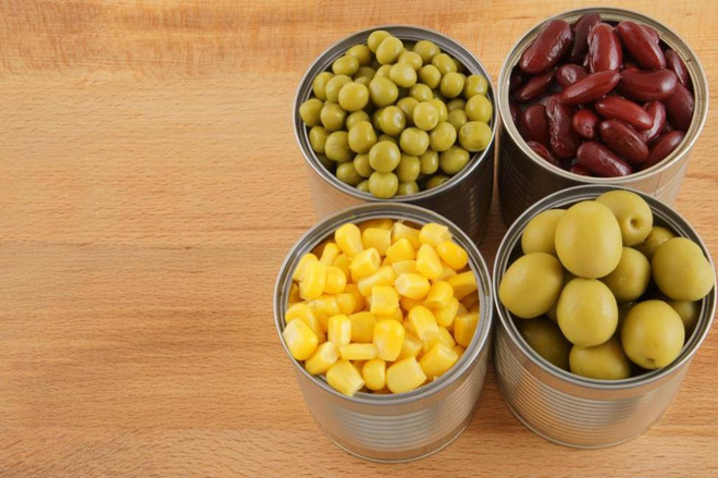 Thực phẩm chế biến sẵn: Thực phẩm chế biến sẵn như xúc xích, đồ đóng hộp, mì chế biến… có hàm lượng natri rất cao. Trong khi đó, các thực phẩm ăn nhẹ cũng chứa nhiều calo, đồ nướng và cá đông lạnh lại giàu natri và chất béo. Chế độ ăn uống thừa natri có thể dẫn đến các bệnh như sỏi thận, mất nước, tăng huyết áp, rối loạn tiêu hóa… Do đó, để duy trì sức bền khi tập luyện, bạn nên chọn đồ ăn được chế biến từ thực phẩm tươi sống. Ảnh: Upi. 7 loai thuc pham ban nen tranh an truoc khi tap luyen hinh anh 5