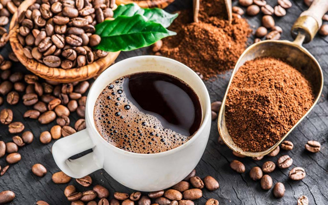 Cà phê: Ảnh hưởng của caffeine đối với mỗi người là khác nhau. Sau khi tiêu thụ đồ uống chứa caffeine, một số người cảm thấy có nhiều năng lượng hơn để hoạt động, trong khi một số người khác lại thấy lo lắng và khó tập trung. Ngoài ra, cà phê và những đồ uống tăng lực có thể dẫn đến mất nước, đồng thời gây ra các tác dụng phụ như buồn nôn, đau đầu. Ảnh:Thestatesman. 7 loai thuc pham ban nen tranh an truoc khi tap luyen hinh anh 2