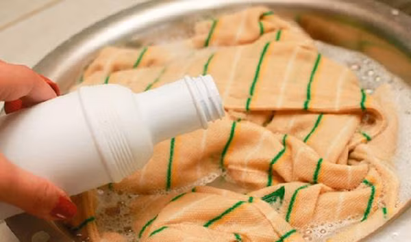 Tống tiễn” vết ố vàng trên cổ áo nhanh gấp 3 xà phòng với thứ nhà nào cũng sẵn-4