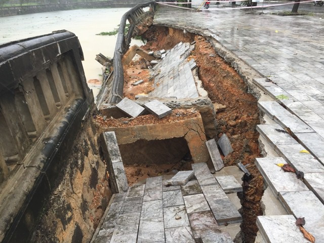 Đoạn bờ kè trước di tích Thành cổ bị sạt lở gần 100 m.