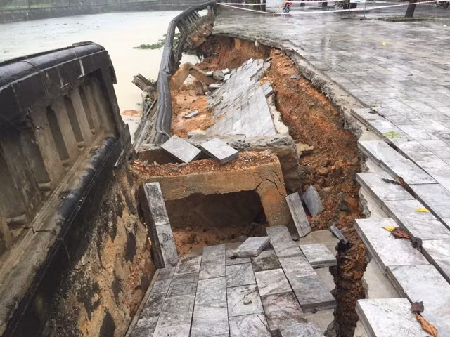 Đoạn bờ kè trước di tích Thành cổ bị sạt lở gần 100 m.