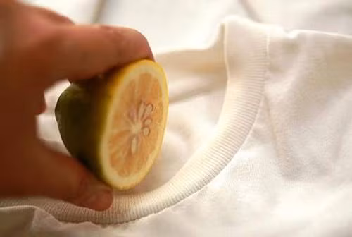 Tống tiễn” vết ố vàng trên cổ áo nhanh gấp 3 xà phòng với thứ nhà nào cũng sẵn-3