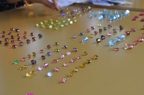 Duy nhất Việt Nam: Chợ tạm ven đường bán đá quý tiền tỷ-2