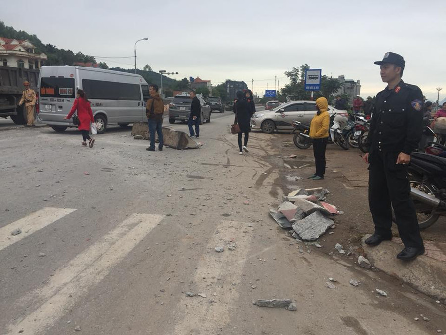 Dải phân cách bị vỡ hất tung nằm giữa đường gây cản trở giao thông, ảnh: QTV