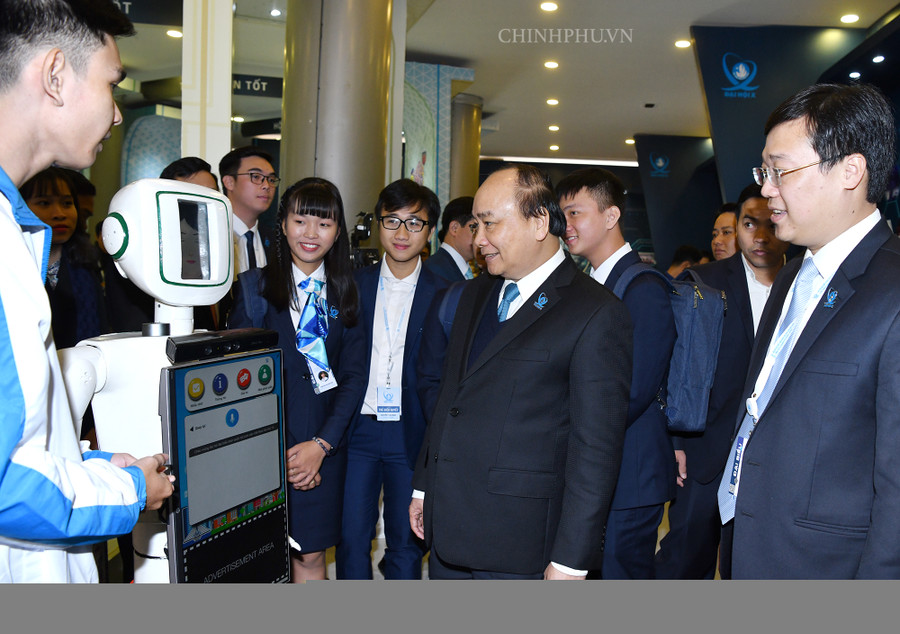 Thủ tướng thăm Triển lãm khát vọng sinh viên Việt Nam - Ảnh: VGP/Quang Hiếu Thủ tướng thăm Triển lãm khát vọng sinh viên Việt Nam - Ảnh: VGP/Quang Hiếu