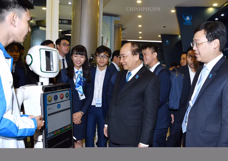 Thủ tướng thăm Triển lãm khát vọng sinh viên Việt Nam - Ảnh: VGP/Quang Hiếu