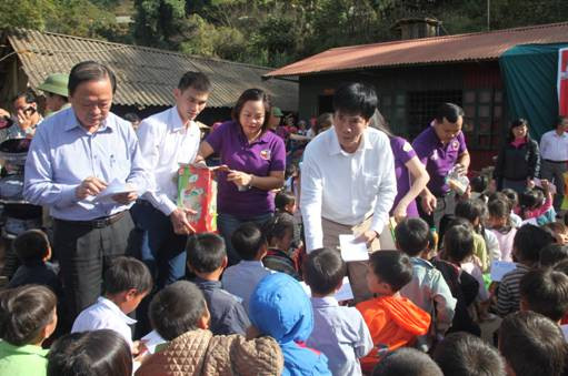 Ban Tổ chức chương trình trao quà cho các em học sinh mầm non và Tiểu học Tà Ghênh