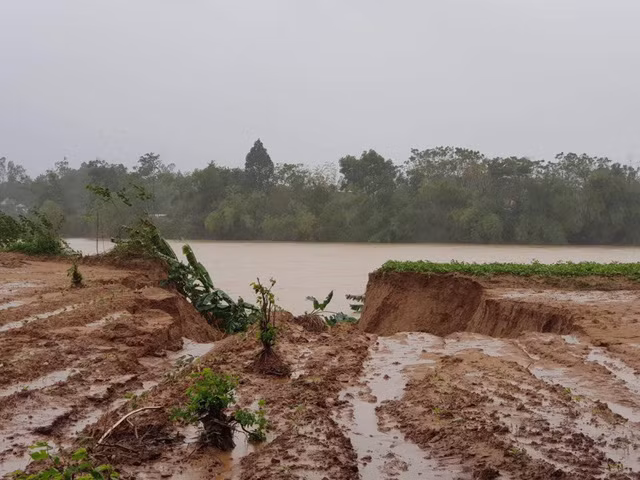 Nhiều đoạn sông bị sạt lở do mưa lớn.
