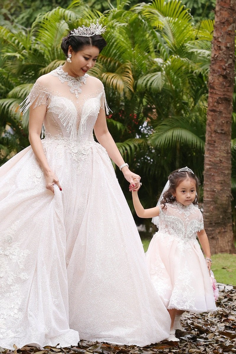 Mùa thứ 7 của chương trình đã khép lại thành công với những màn trình diễn ấn tượng. Đây cũng là lần đầu tiên khán giả được chứng kiến 4 mẹ con Hoa hậu Hà Kiều Anh cùng sải bước catwalk. Hà Kiều Anh khoe ba con đẹp như thiên thần