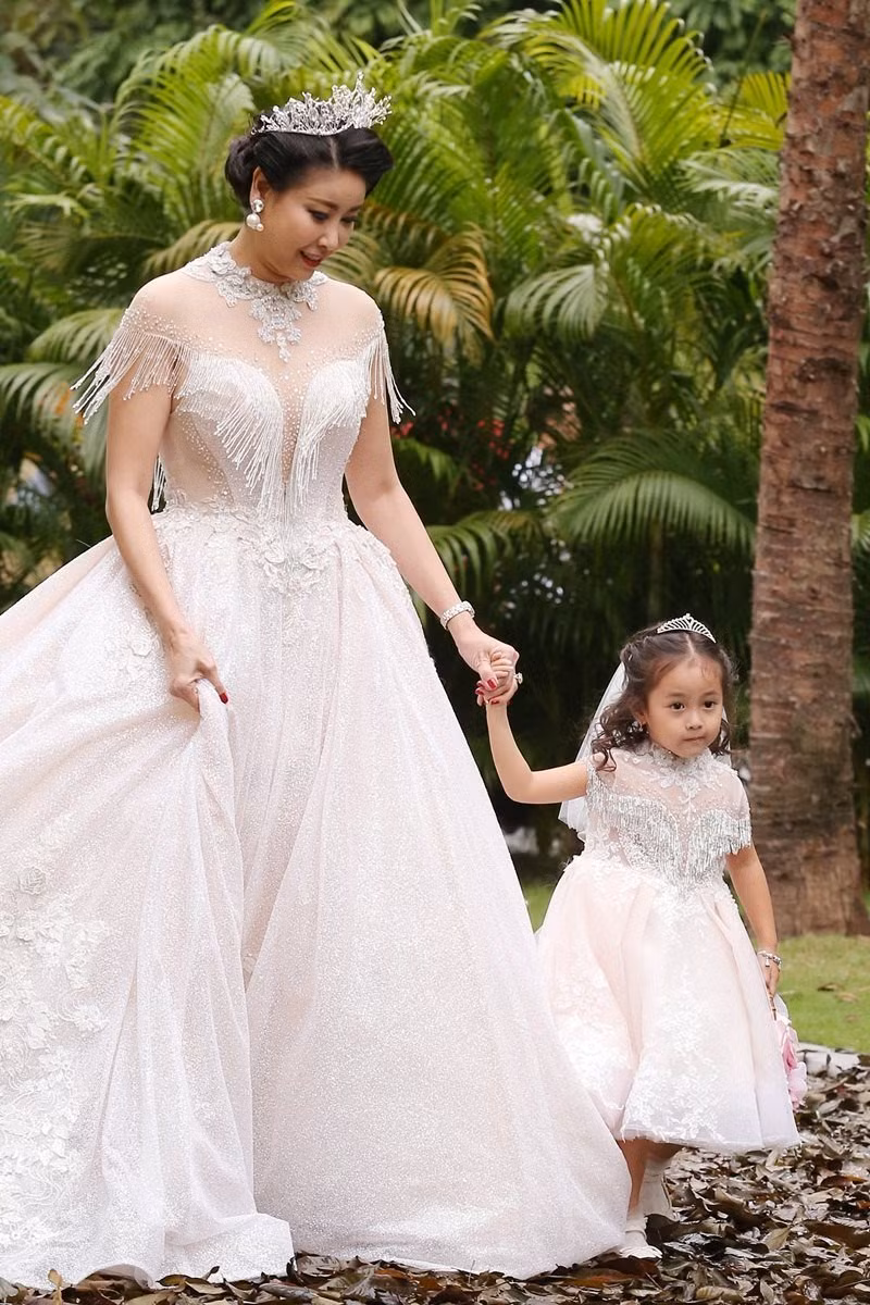 Hà Kiều Anh khoe ba con đẹp như thiên thần