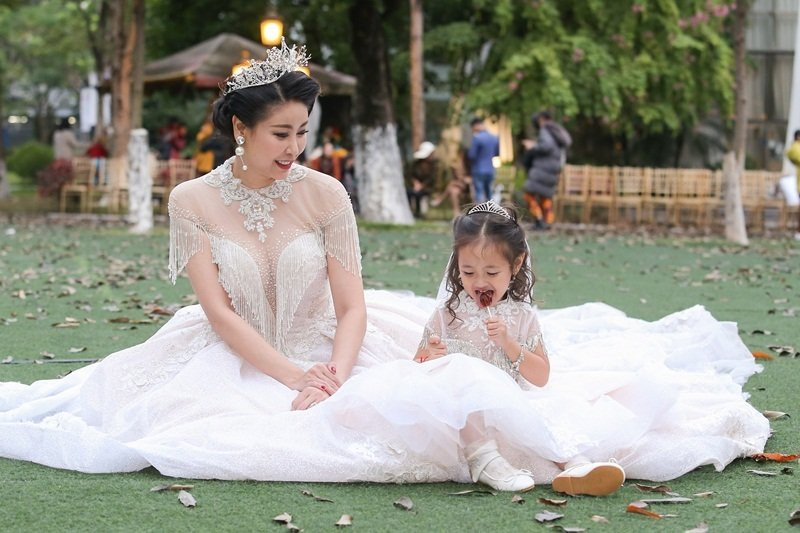 Hà Kiều Anh diện đầm lộng lẫy chơi đùa cùng cô công chúa út. Hà Kiều Anh khoe ba con đẹp như thiên thần