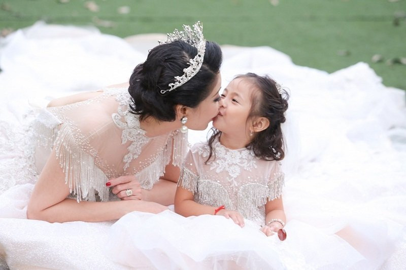 Hoa hậu Hà Kiều Anh sinh năm 1976 và ông xã có 3 đứa con Vương Khang, Vương Khôi và "công chúa" Viann. Hà Kiều Anh khoe ba con đẹp như thiên thần