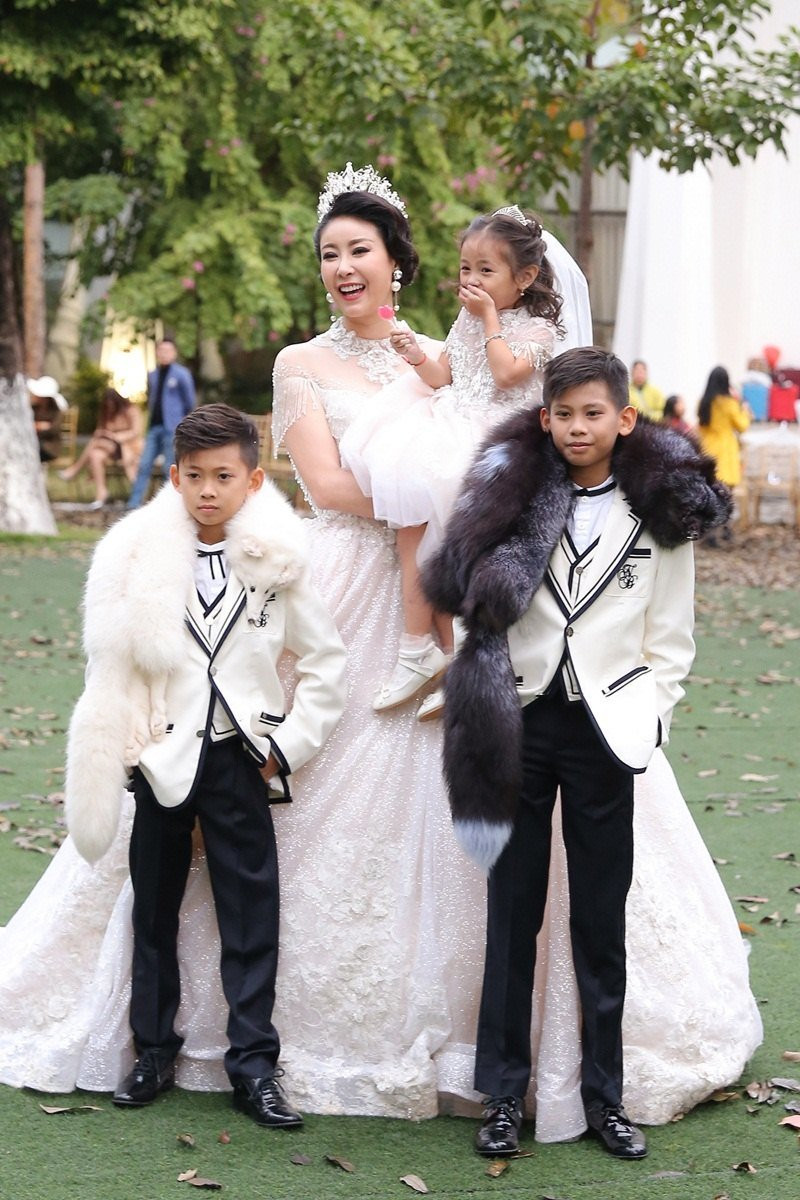 Ngày diễn bế mạc của Tuần lễ thời trang trẻ em Việt Nam – Vietnam Junior’s Fashion Week Thu-Đông 2018 diễn ra vào chiều 9/12/2018 tại Hà Nội. Hà Kiều Anh khoe ba con đẹp như thiên thần