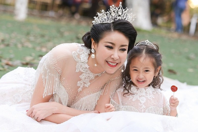 Ngoài 3 người con chung, Hà Kiều Anh cũng rất thân thiết với con riêng của chồng. Hà Kiều Anh khoe ba con đẹp như thiên thần