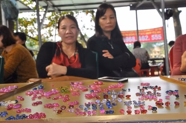 Duy nhất Việt Nam: Chợ tạm ven đường bán đá quý tiền tỷ-7