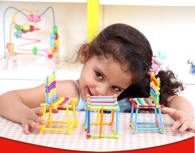 Ngày nay, nhiều cha mẹ lạm dụng việc tặng đồ chơi cho trẻ. Ảnh: Matjarkom. Tai sao chi nen tang tre mot mon do choi moi nam? hinh anh 1