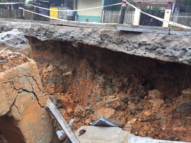 Phần dành cho người đi bộ bị ăn sâu gần 2m.