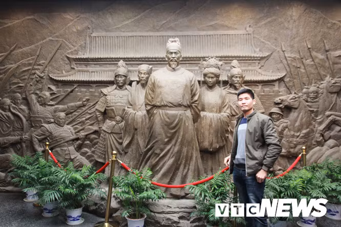 Xuong lang mo bi an va vi dai nhat the gioi, chua hang ngan tan bau vat hinh anh 9